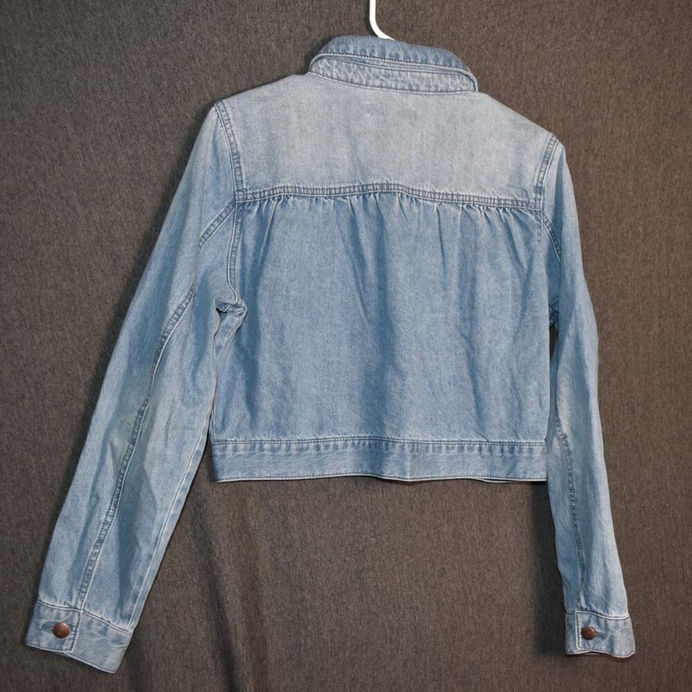 NEW BCBGeneration Women's Medium Medium Wash Cropped Denim Jacket Button Up NWT - Picture 4 of 10